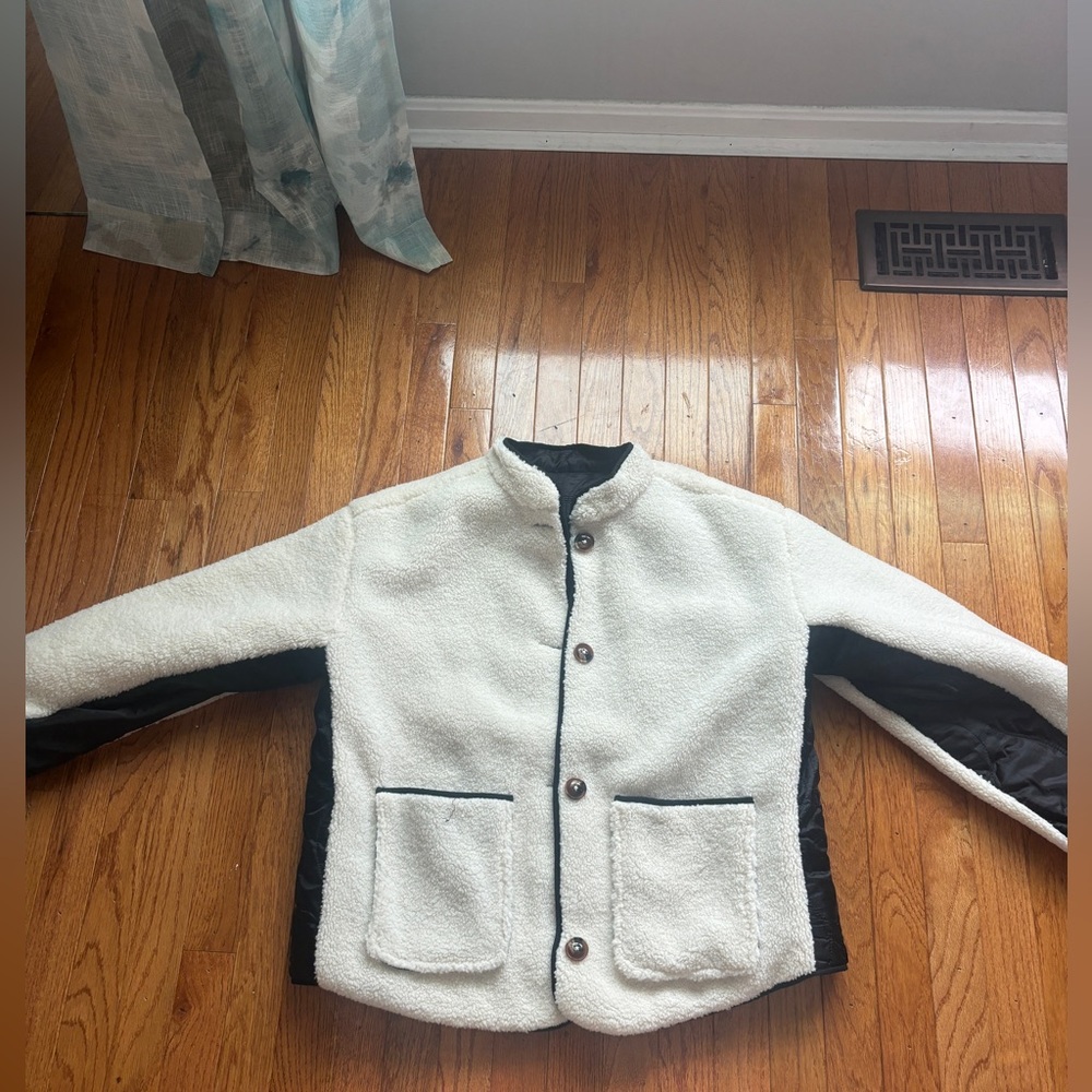 Brand: Grey Bandit 
Size: M/L
Style: Reversable coat